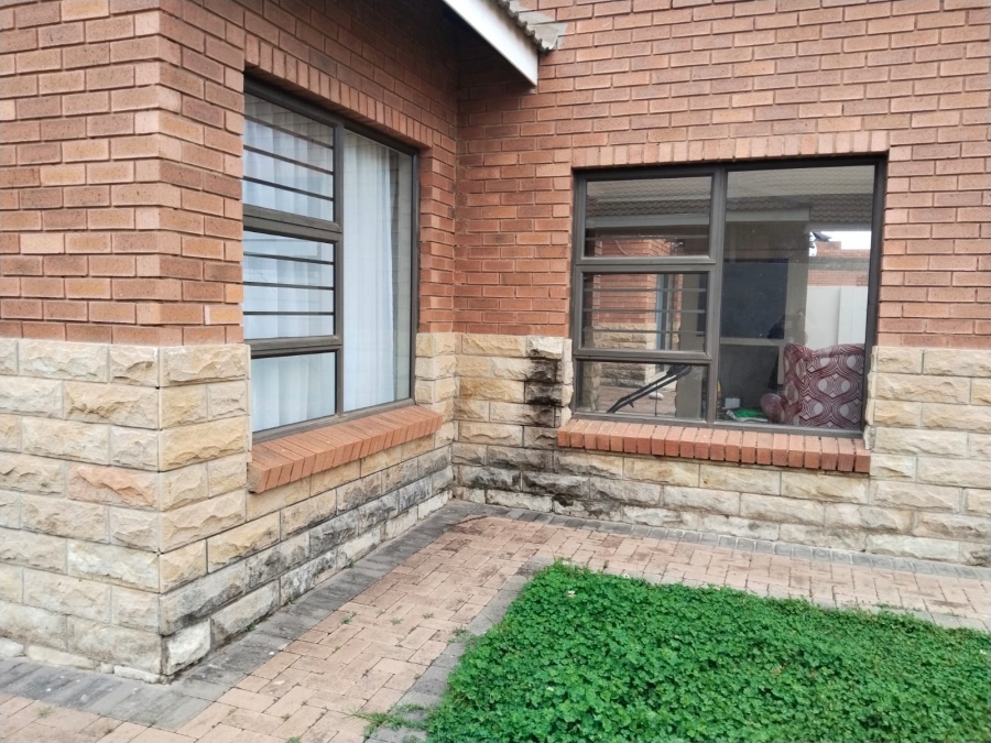 To Let 3 Bedroom Property for Rent in Hillside Free State